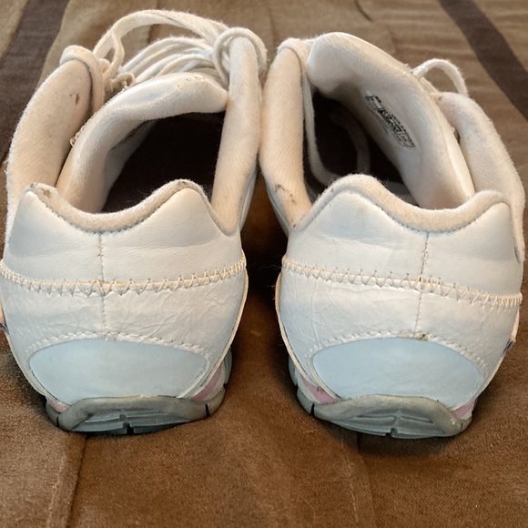 Gently worn New Balance sneakers. - Picture 4 of 5